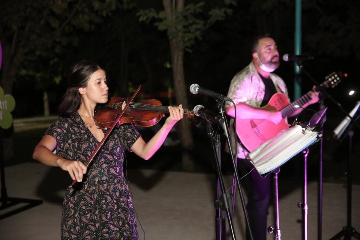 Nil&uuml;fer&rsquo;in parklarında m&uuml;zik dinletisi