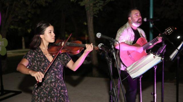 Nilüfer’in parklarında müzik dinletisi