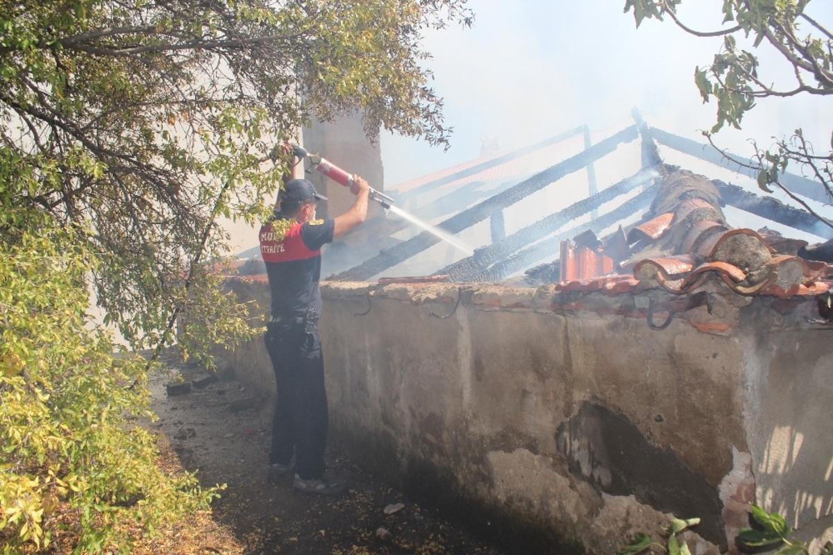Ev yangını mahalleyi dumanlar altında bıraktı