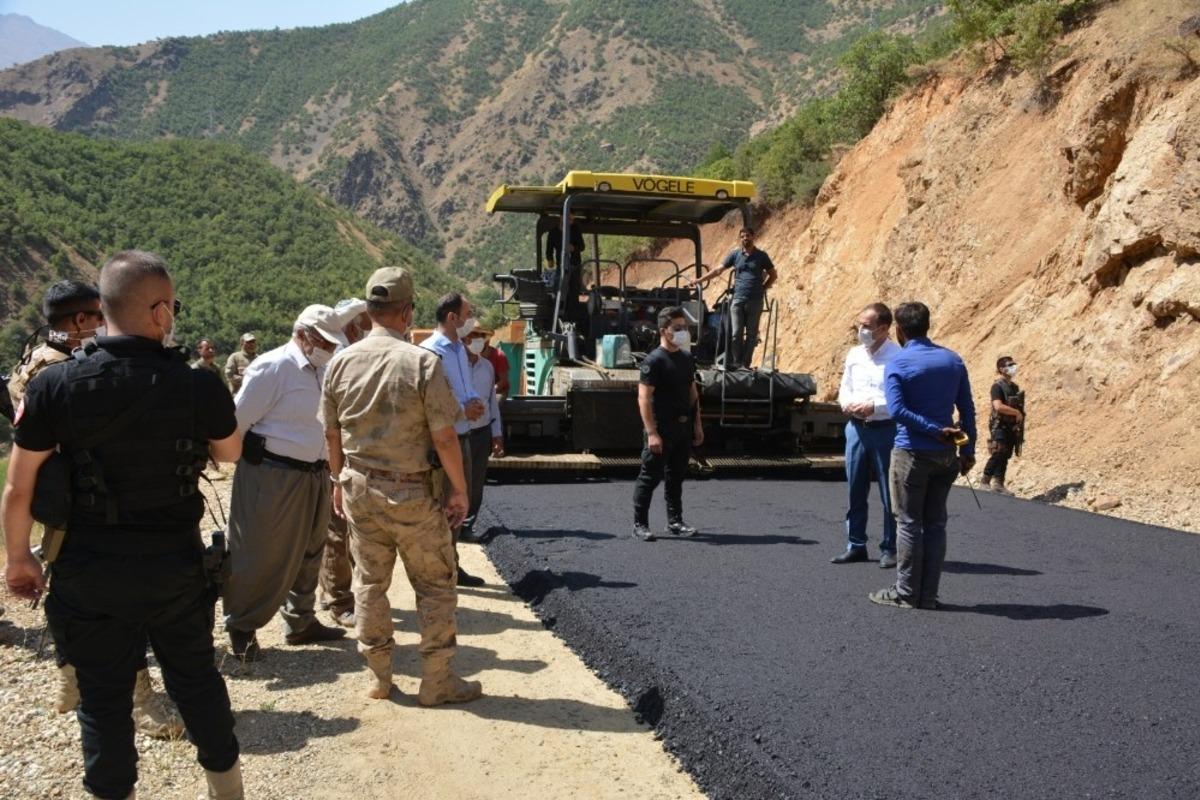 Şemdinli&rsquo;de k&ouml;y yolları asfalta kavuşuyor