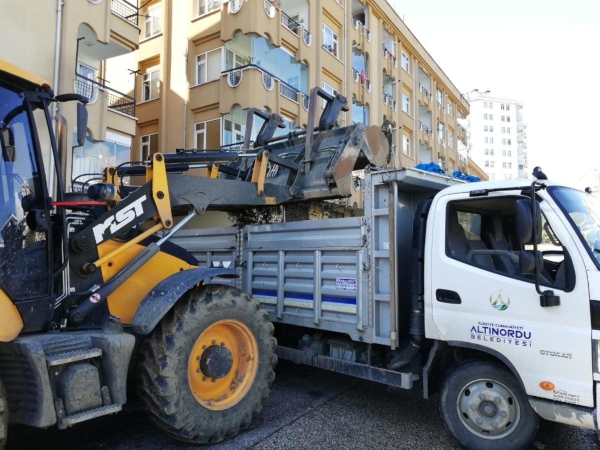 Altınordu&rsquo;da ekipler afetin izlerini siliyor