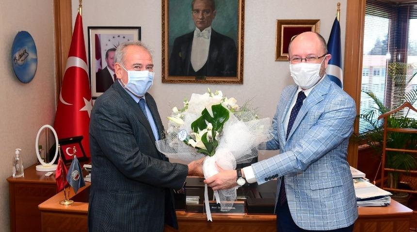 Sporun başarılı ismi Dr. Öğütveren’e anlamlı plaket