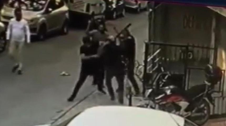 Burası İstanbul! Birbirlerine bı&ccedil;ak ve sopalarla saldırdılar