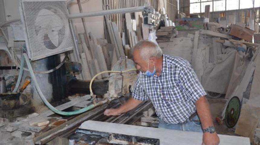 Mermerciden mezar taşına yazdığı yazıyla koronavir&uuml;s uyarısı