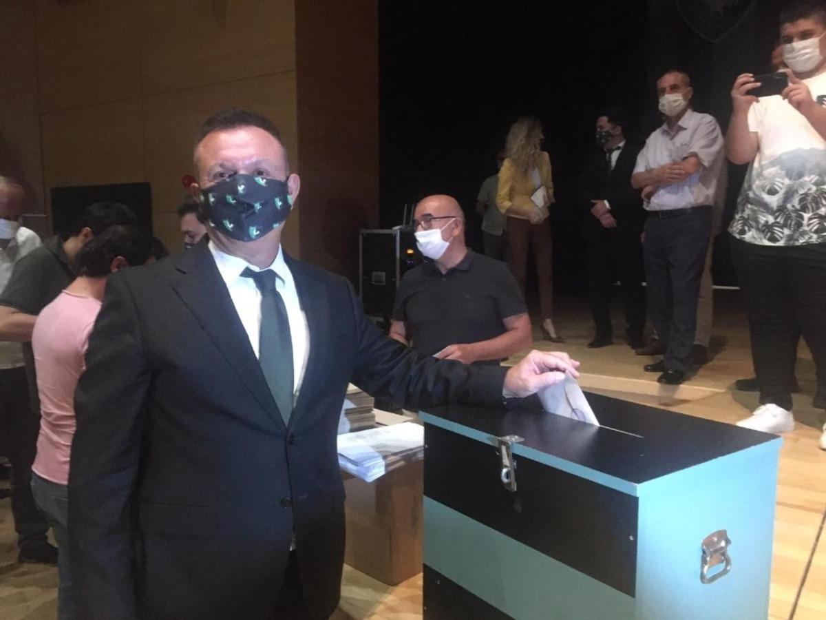 Denizlispor Başkanı Ali &Ccedil;etin g&uuml;ven tazeledi