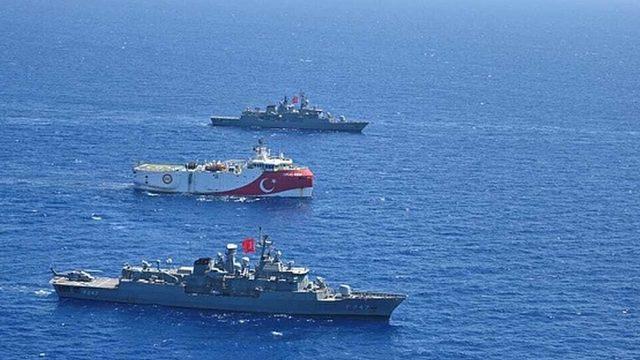 Doğu Akdeniz'de görev yapan sismik araştırma gemisi Oruç Reis'e Türk savaş gemileri eşlik ediyor
