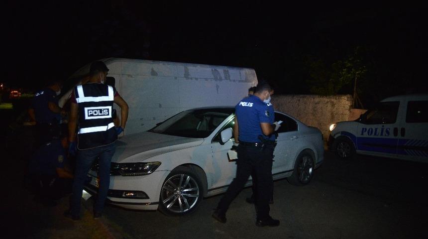 Polisin 'dur' ihtarına uymayıp ka&ccedil;an kişiler kovalamaca sonucu yakalandı