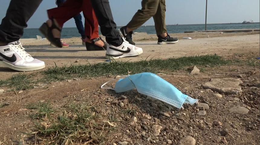 Yeni tehlike: Sokağa atılan maskeler