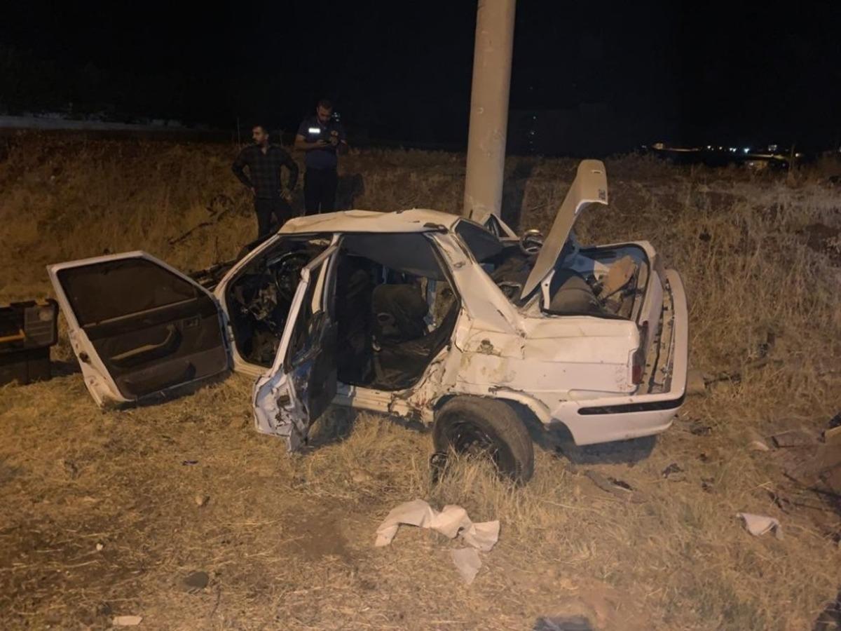 &Ouml;nce tabelaya sonra direğe &ccedil;arptı: 3 Yaralı