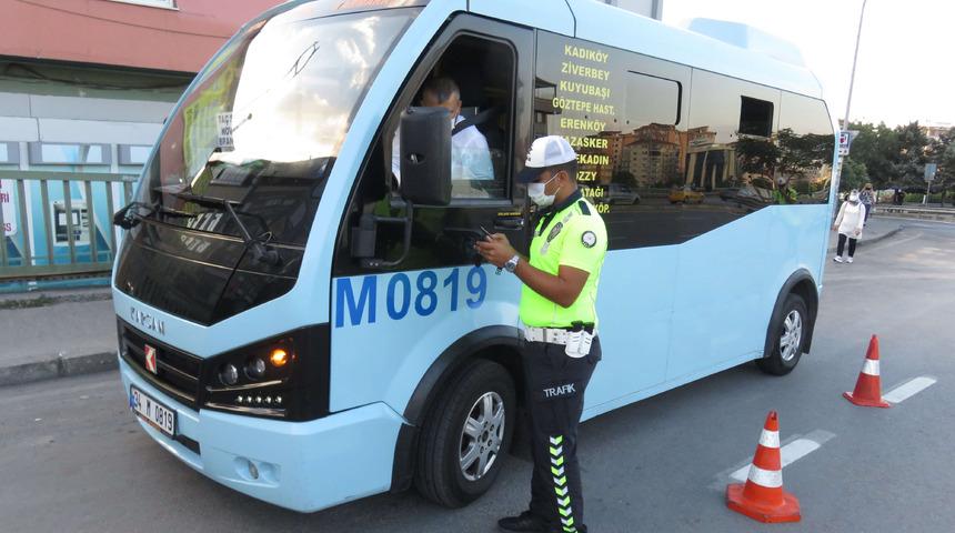 Kadık&ouml;y'de ayakta 1 yolcu alan minib&uuml;s şof&ouml;r&uuml;ne ceza