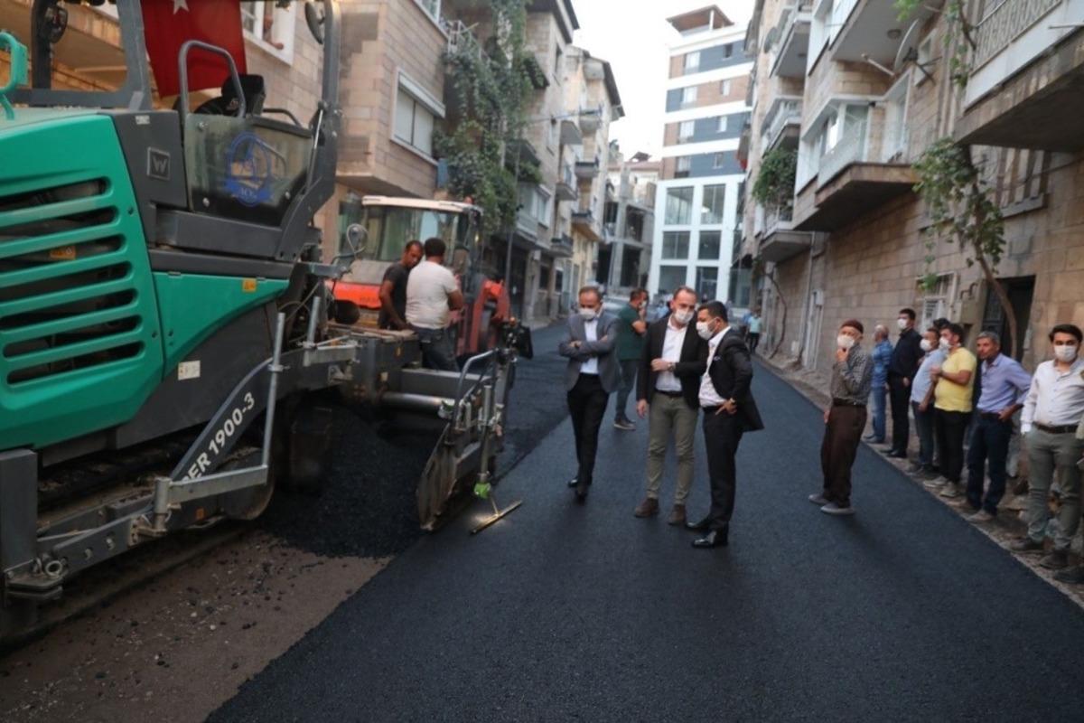 Belediye ekiplerinin asfalt mesaisi s&uuml;r&uuml;yor