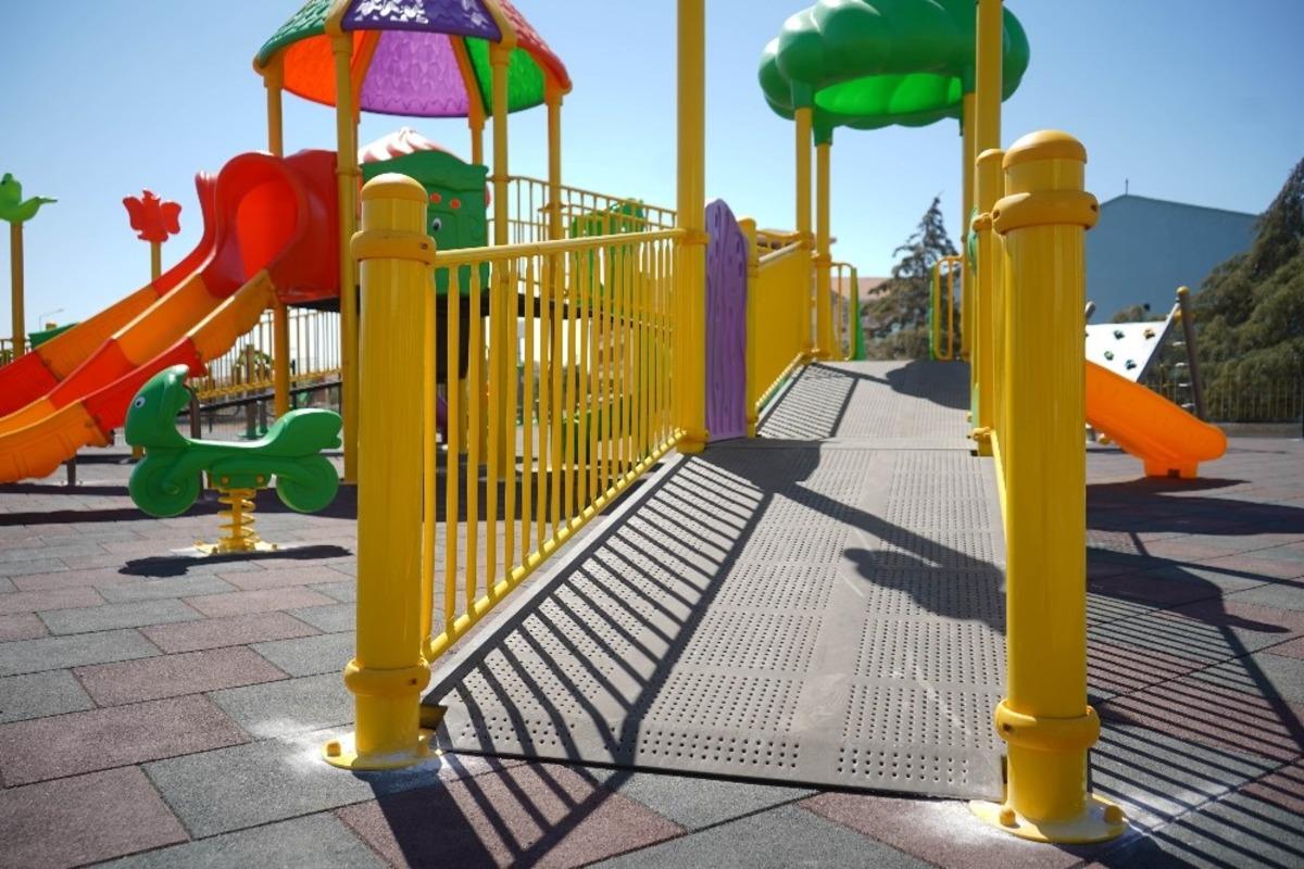 Ayvalık&rsquo;ın &ccedil;eşitli semtlerinde yedi yeni park yapıldı, &uuml;&ccedil;&uuml; de tepeden tırnağa yenilendi