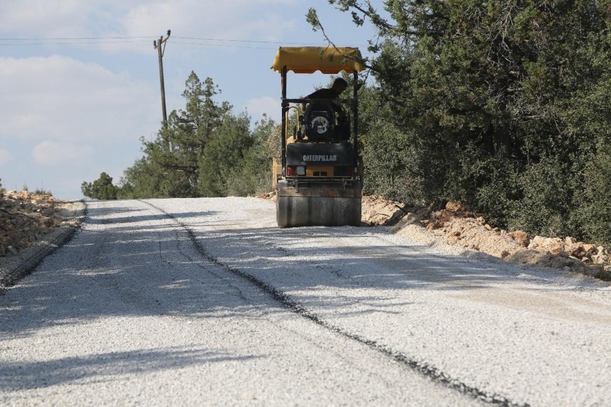 Erdemli&rsquo;de asfalt &ccedil;alışmaları s&uuml;r&uuml;yor
