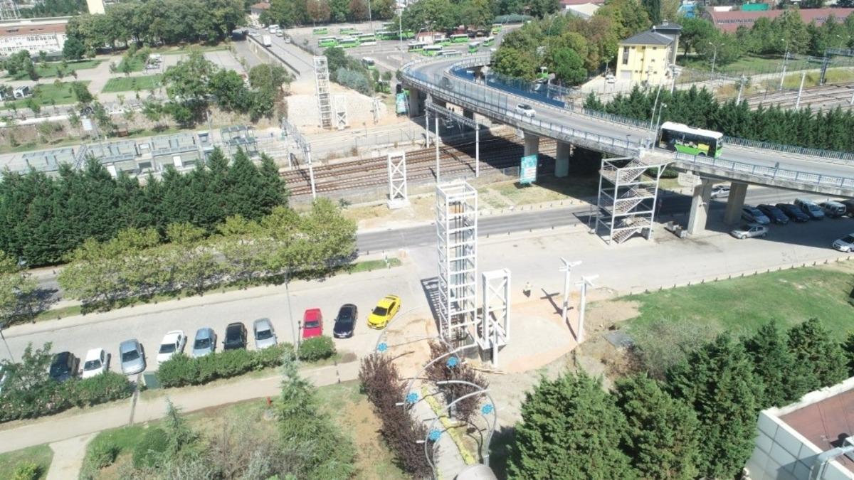 Tramvay g&uuml;zergahına &uuml;&ccedil; &uuml;st ge&ccedil;it birden