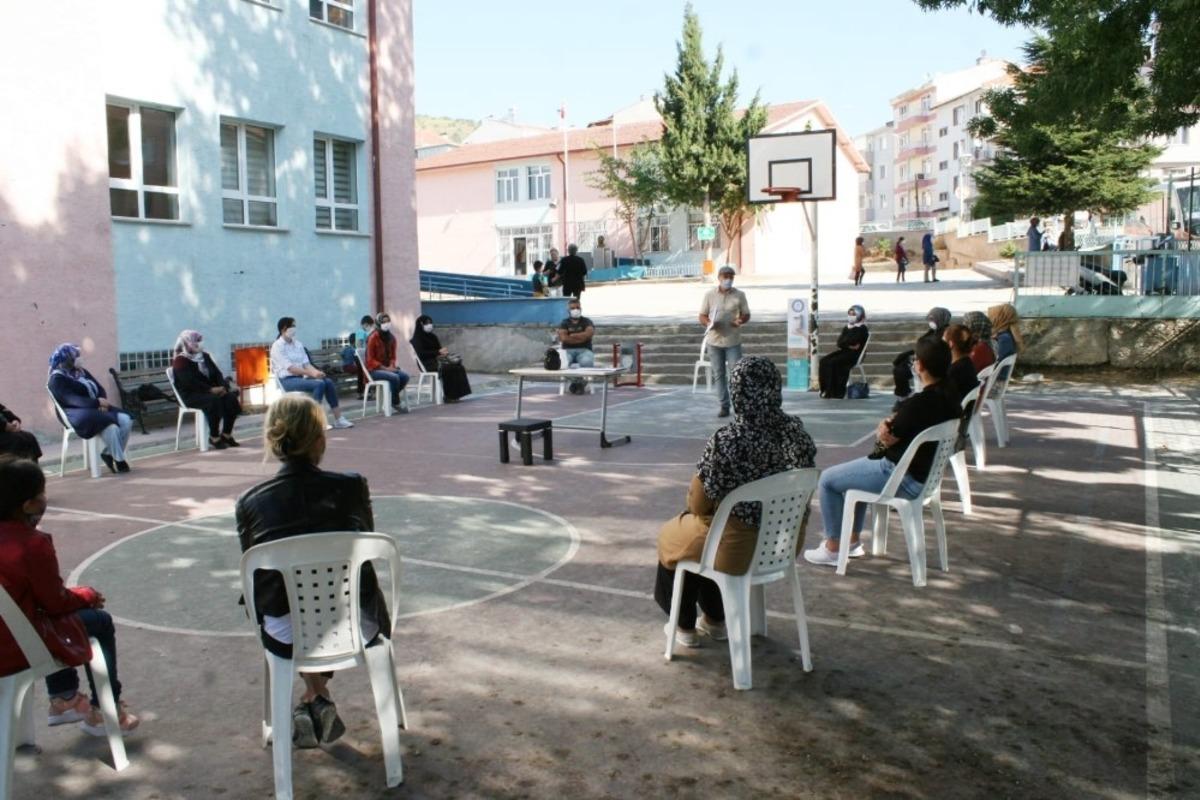 Sosyal mesafeli veli toplantıları yapıldı