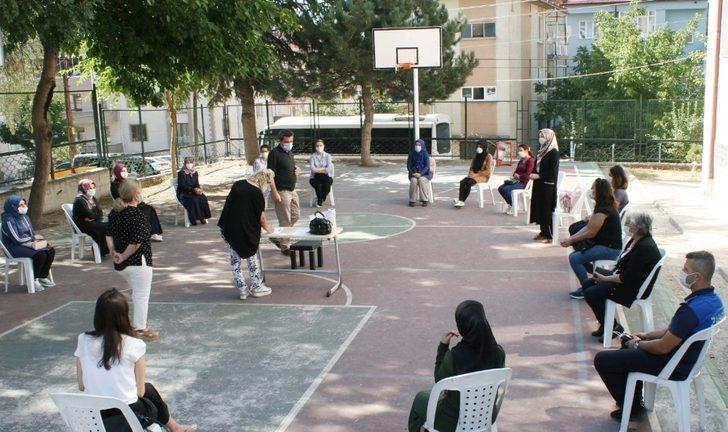 Sosyal mesafeli veli toplantıları yapıldı G3