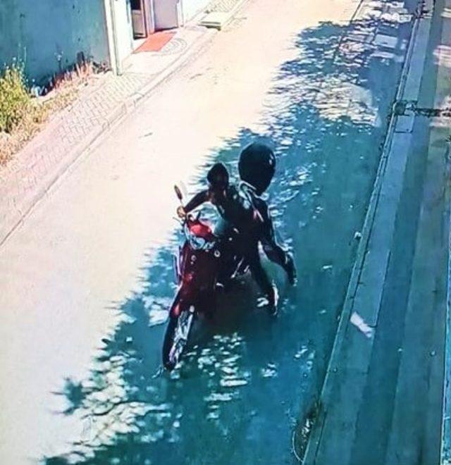 Güpegündüz motosiklet hırsızlığı