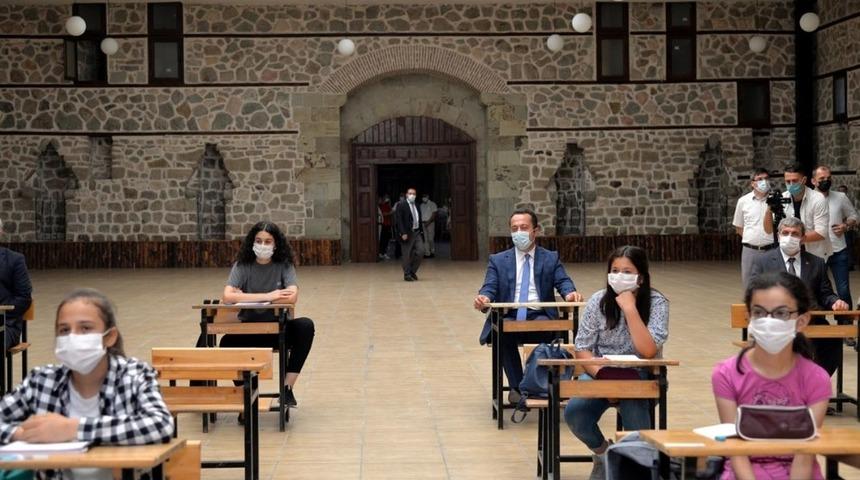 Tarihi K&ouml;pr&uuml;l&uuml; Mehmet Paşa Kervansarayında ders