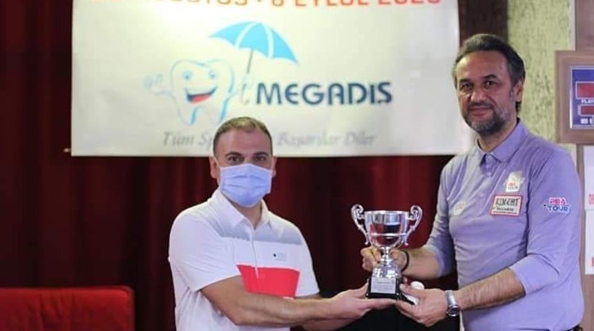 D&uuml;zceli bilardocu k&uuml;rs&uuml;den inmiyor