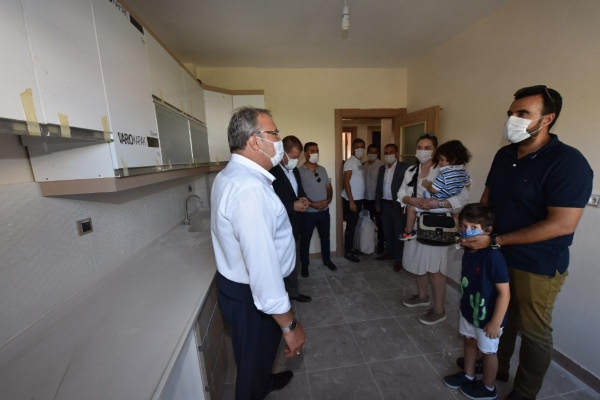 Başkan &Ccedil;er&ccedil;i TOKİ hak sahiplerinin mutluluklarına ortak oldu
