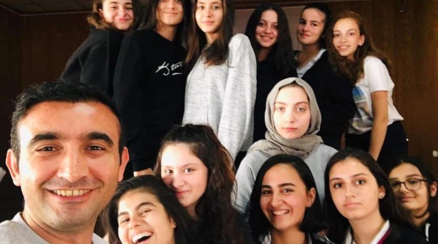 &Ouml;ğrencileri istedi, &ouml;ğretmen beste yaptı