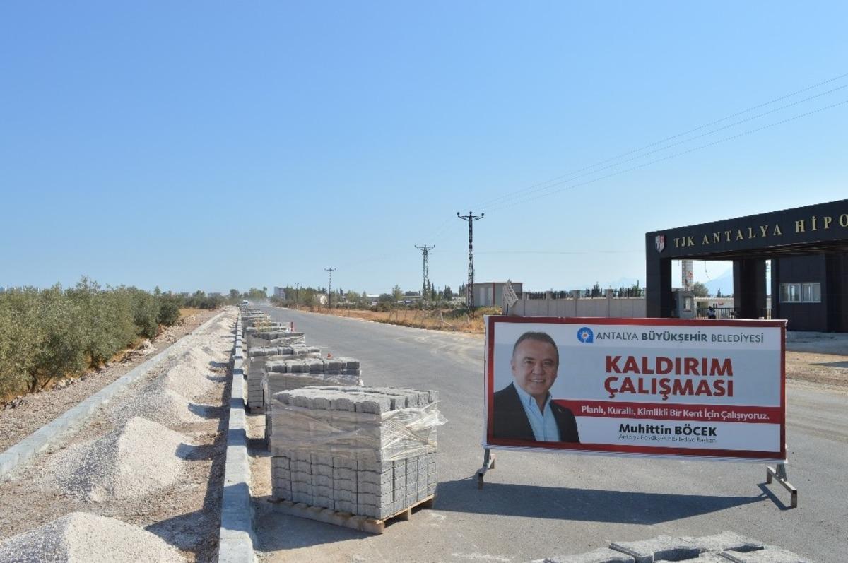 D&ouml;şemealtı Cezaevi yoluna kaldırım yapılıyor