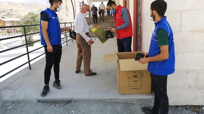 Gönüllü gençlerden seccade dağıtımı