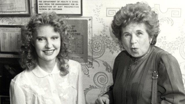 Shere Hite, 1988 yılında Kadın Hareketi İttifakı yemeğinde talkshow sunucusu ve seks terapisti Ruth Westheimer ile.