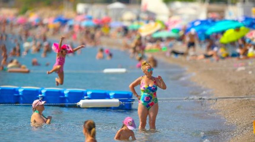 Antalya'da sıcaklar bunalttı! Sahillere akın ettiler