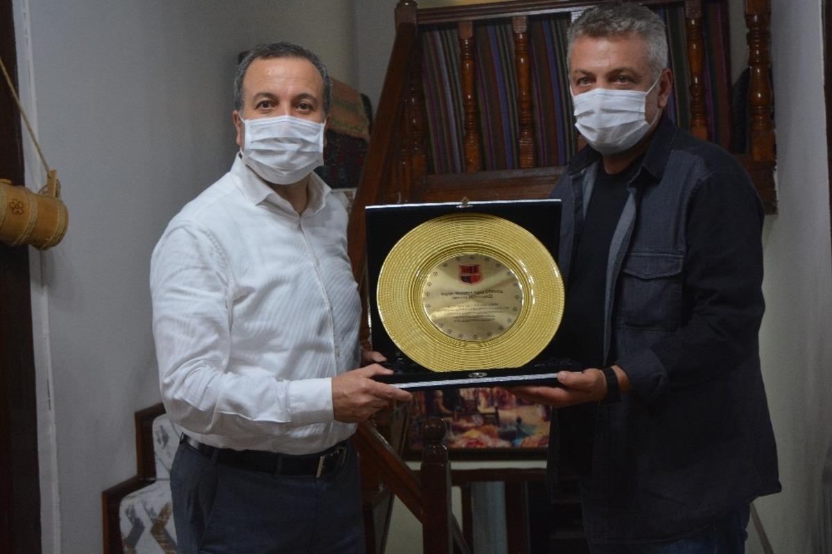 Isparta Emrespor&rsquo;dan Milletvekili G&ouml;kg&ouml;z&rsquo;e plaket