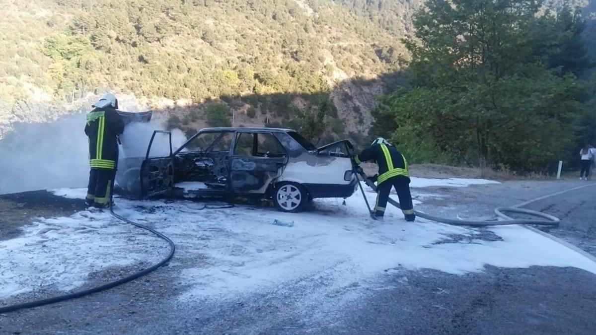 Alevlerin y&uuml;kseldiği otomobil hurdaya d&ouml;nd&uuml;