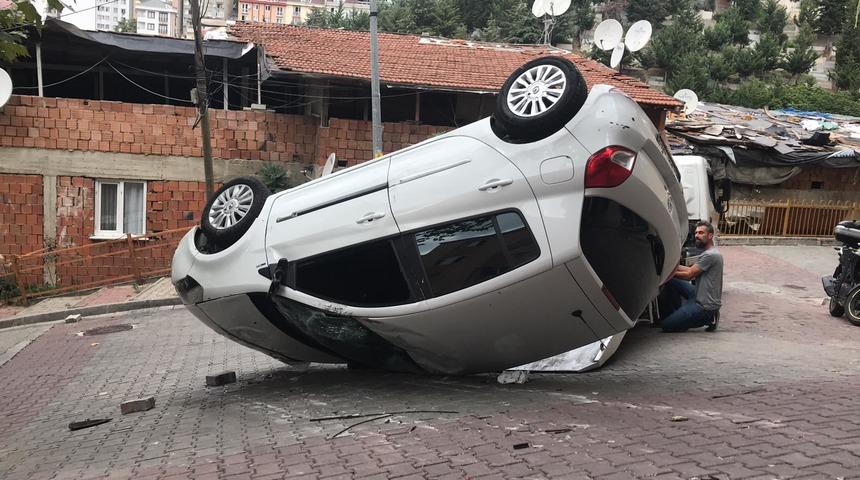 Kağıthane'de otomobil duvara &ccedil;arptıktan sonra takla attı