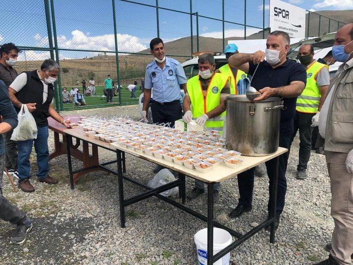 Şenkaya Belediyesi vatandaşa aşure ikram etti G2