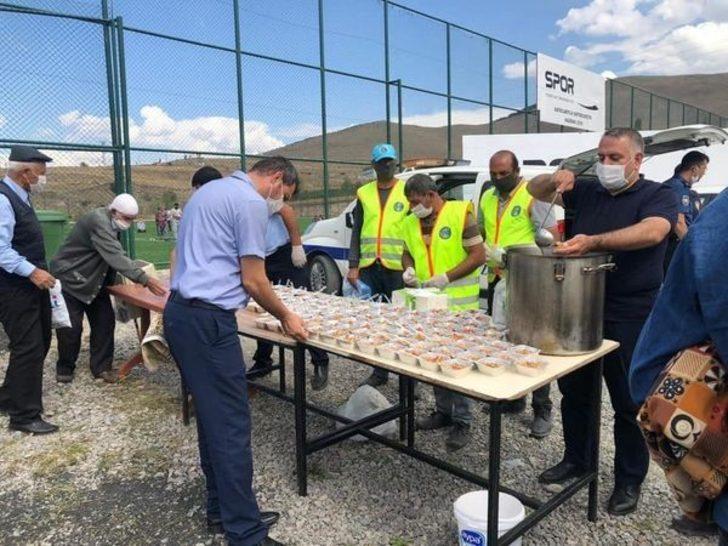 Şenkaya Belediyesi vatandaşa aşure ikram etti G3