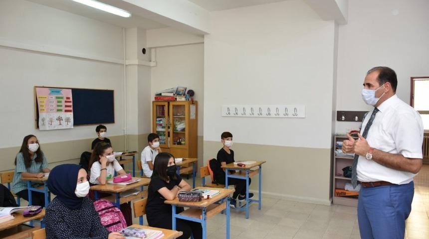 Milli Eğitim M&uuml;d&uuml;r&uuml; Aziz G&uuml;n, MMT kurallarına dikkat &ccedil;ekti