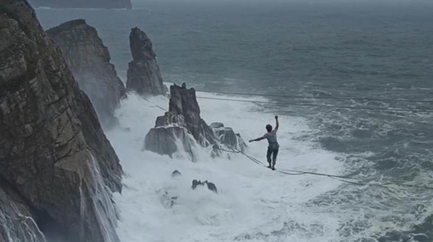 Rusya'da ekstrem sporcu fırtınaya aldırış etmeden ip üzerinde yürüdü
