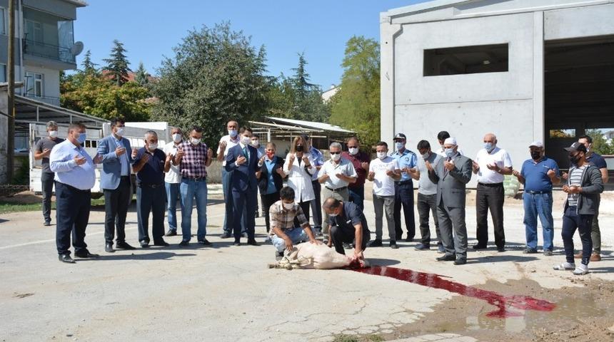 Beylikova&rsquo;da hizmet ara&ccedil;ları ve yatırımların kazasız belasız bitmesi i&ccedil;in kurban kesildi