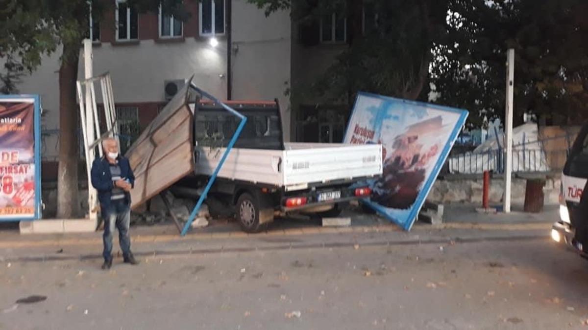 Kontrolden &ccedil;ıkan kamyonet reklam panolarına &ccedil;arptı, 1 yaralı
