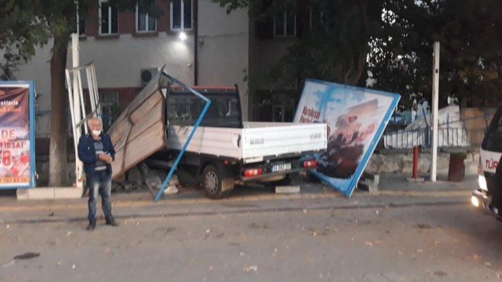 Kontrolden çıkan kamyonet reklam panolarına çarptı, 1 yaralı G1