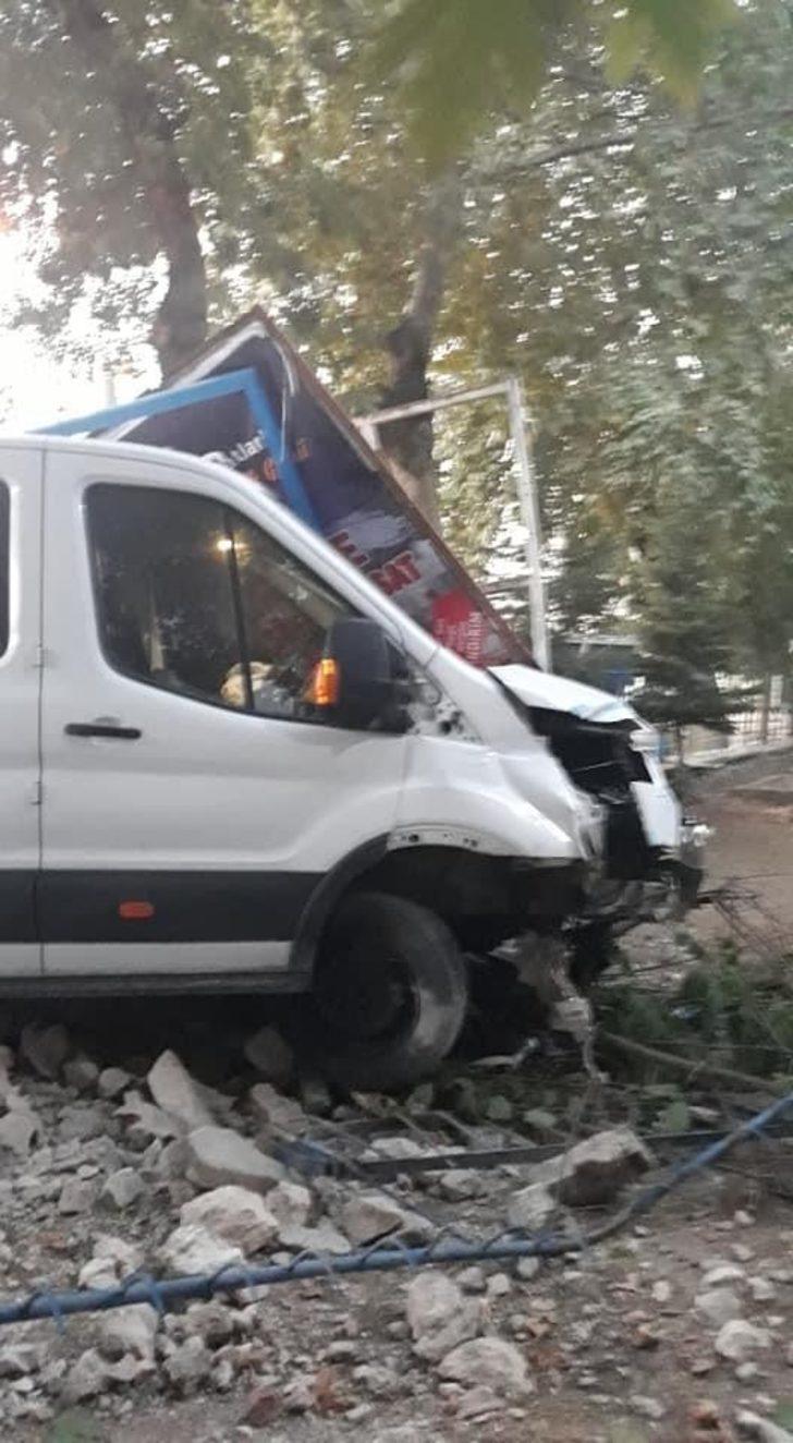 Kontrolden çıkan kamyonet reklam panolarına çarptı, 1 yaralı G2