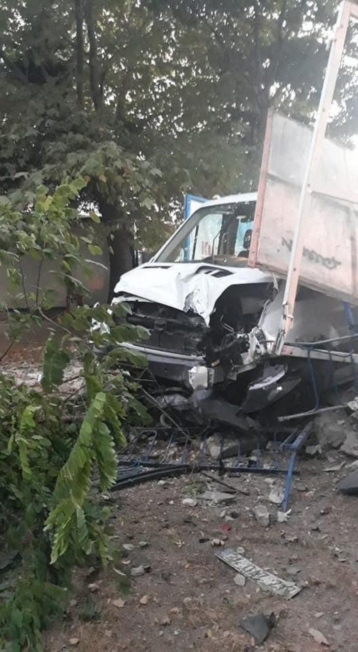 Kontrolden çıkan kamyonet reklam panolarına çarptı, 1 yaralı G3