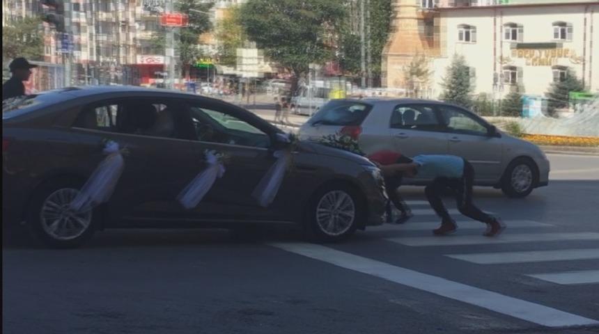 Gelin arabasından 'para isteme ter&ouml;r&uuml;'