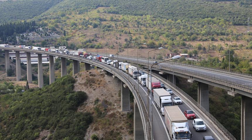 TEM'i kilitleyen kaza! Kilometrelerce uzunlukta ara&ccedil; kuyruğu oluştu