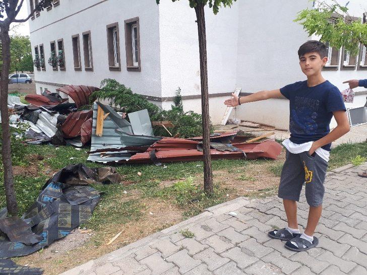 Erzincan’da şiddetli rüzgar çatıları uçurdu G1