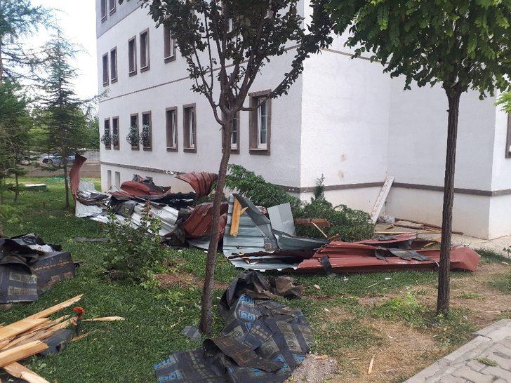 Erzincan’da şiddetli rüzgar çatıları uçurdu G2