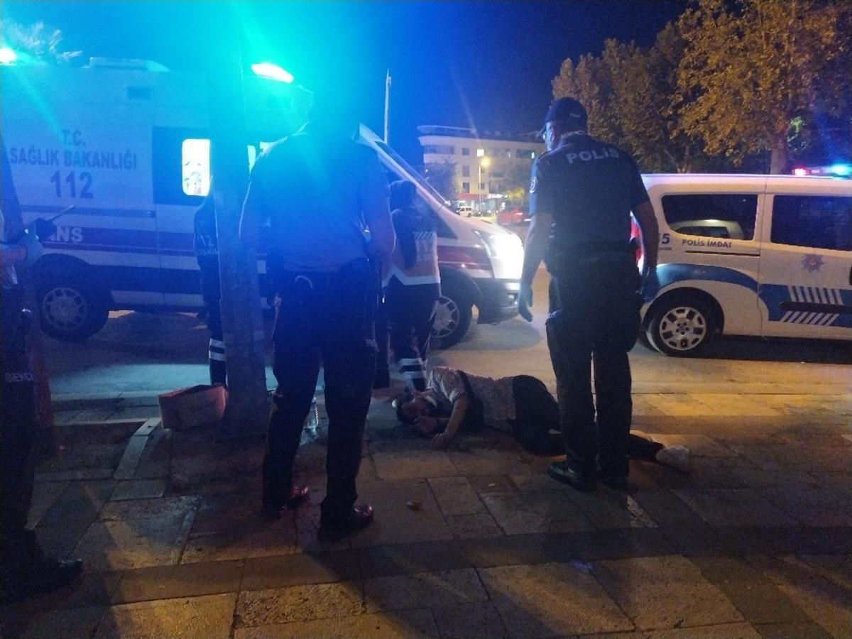 Yolda y&uuml;r&uuml;rken aniden yere d&uuml;şen gen&ccedil; panik oluşturdu