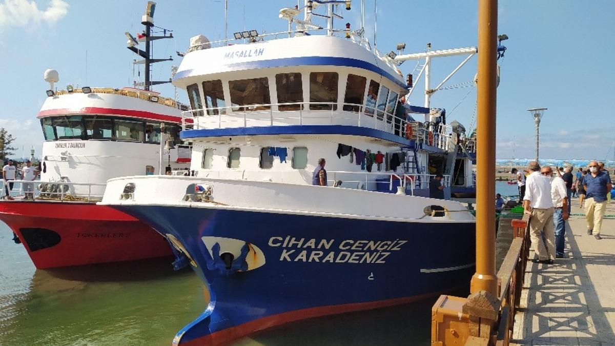 Balık&ccedil;ı barınağına gelen balık&ccedil;ı tekneleri ağlarını onardılar
