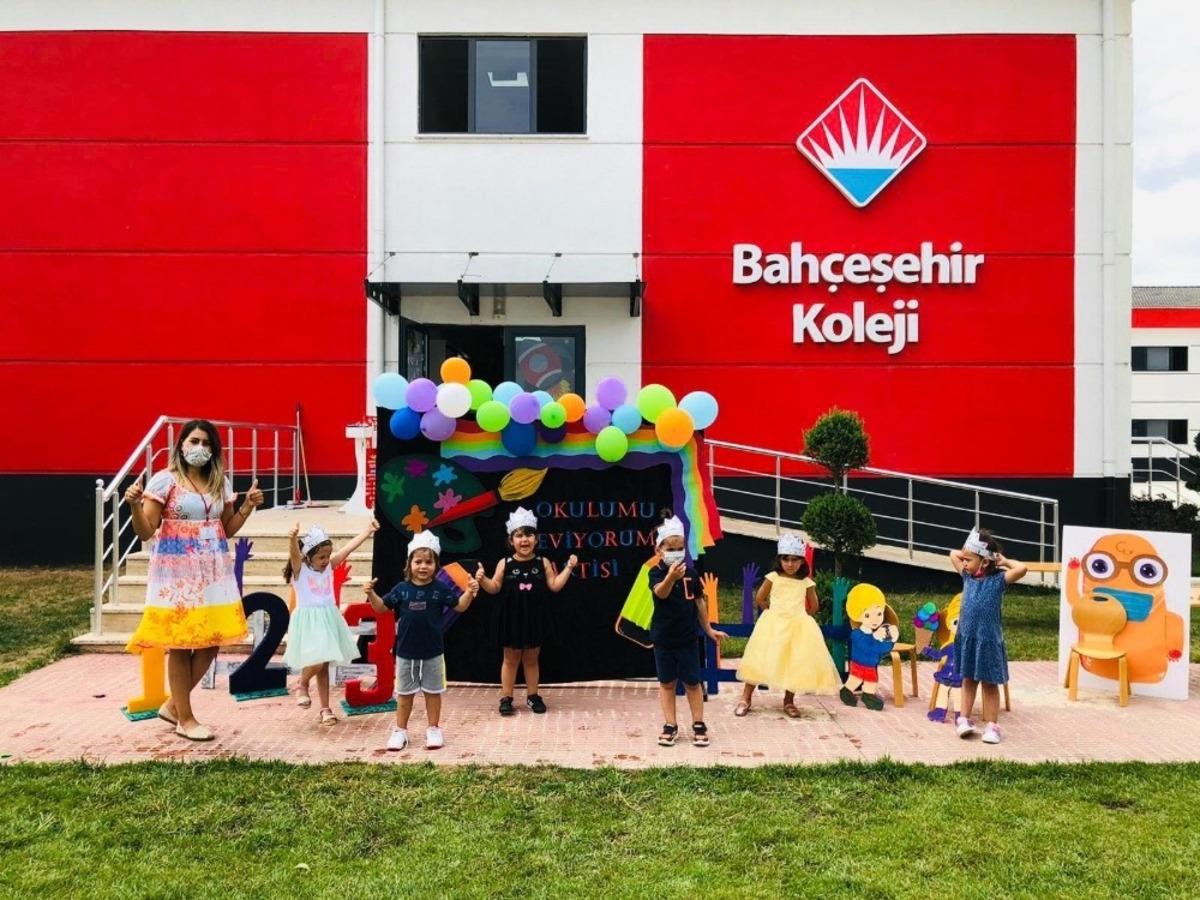 Bah&ccedil;eşehir kolejinde sosyal mesafeli parti