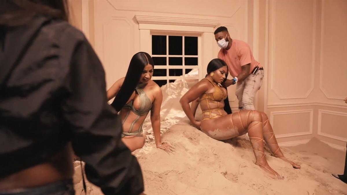 Cardi B &ccedil;ok konuşulan klibinin perde arkasını yayınladı 