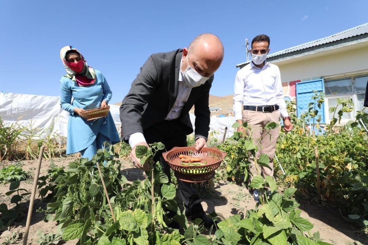 Ağrı Valisi Dr. Osman Varol, Dağlıca K&ouml;y&uuml; İlk&ouml;ğretim Okulu&rsquo;nu ziyaret etti, &ouml;ğrencilere hediye verdi